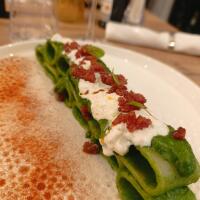 Paccheri di Gragnano Pastificio D'Aniello,crema di broccoli,stracciata di bufala leggermente affumicata e crumble di nnoja Cilentana. - TradizionAle Food restaurant