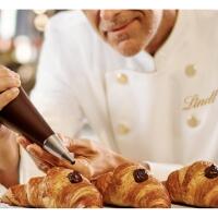 Croissant con cioccolata di nocciole Lindt - QUEENS CAFFÈ BISTROT