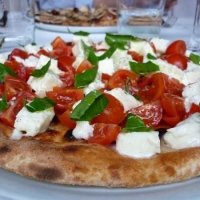 Pizza caprese - Panuozzo e Pizza da Tina Capaccio