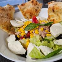 Insalata, pom. ciliegino, tonno, mozzarella uovo sodo, mais, olive nere con nocciolo - Pizzeria Sampieri Atzè
