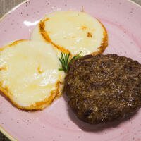 Hamburger da 200g con Scamorza di Bufala Alla Piastra - PrimeQuerce Menù
