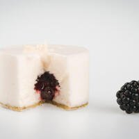 677 - MINI MOUSSE CIOCCOLATO BIANCO AL CUORE DI MORE - Sushi D'Oro