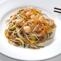 YAKISOBA GAMBERI VERDURE E SALSA DI SOIA - Lo Sparviero