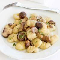 Gnocchi con fonduta di parmigiano, salsiccia e porcini - Tamburella - Trattoria e Pizzeria