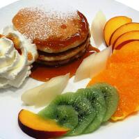 Pancake con frutta fresca di stagione e sciroppo d'acero - Giza Caffè Gelateria molfetta